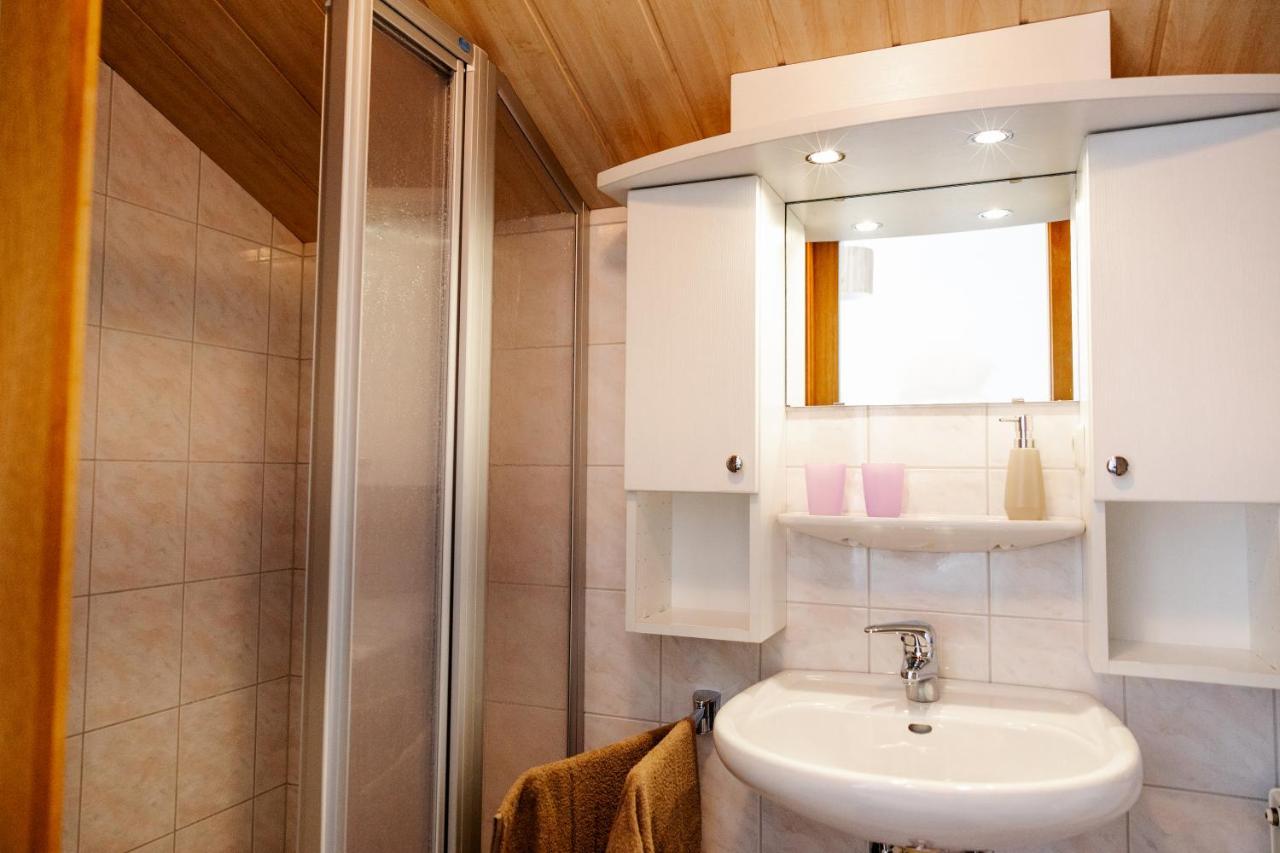 Haus Michaela Apartment Gschwandt  Bagian luar foto